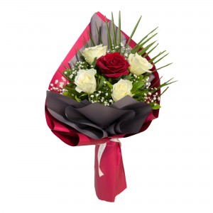 4 Beyaz 1 Kırmızı Gül Buketi